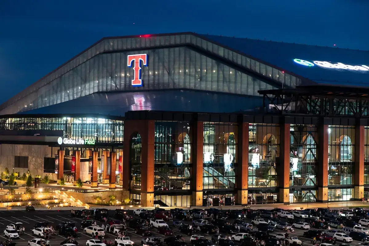غلوب لايف فيلد (Globe Life Field)